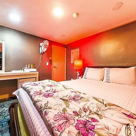 Yeongdeungpo Market Max Motel